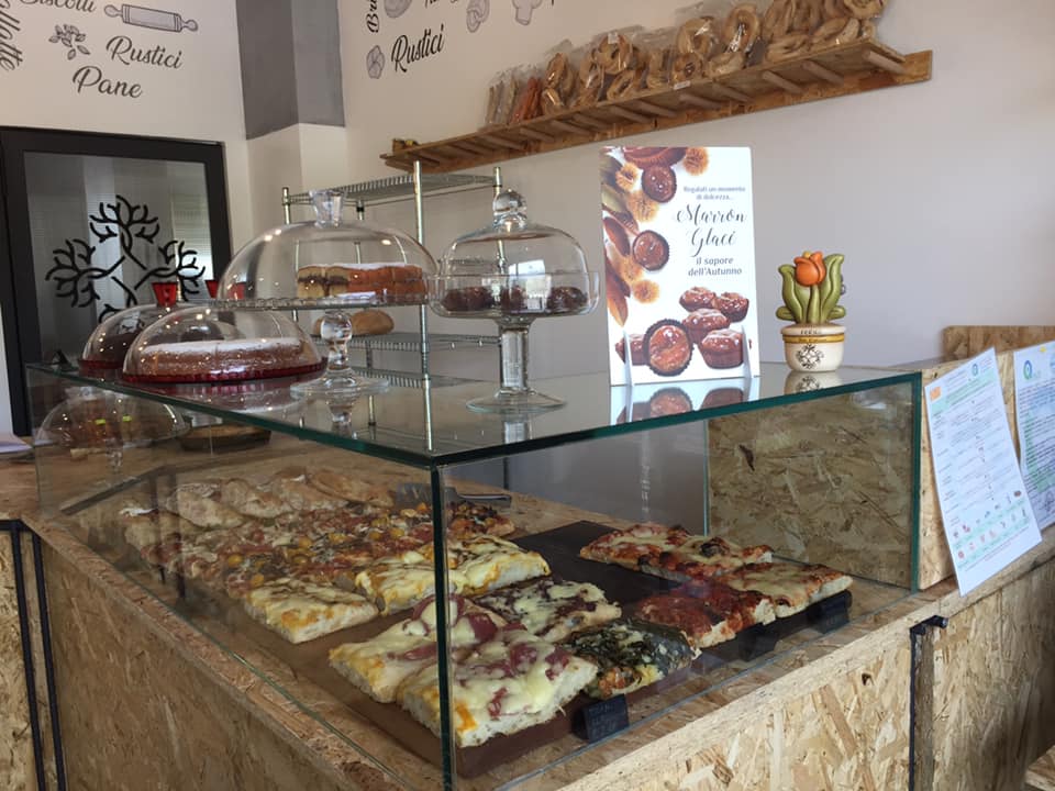 Forno San Cipriano ad Atena lucana, il banco pizza e dolci