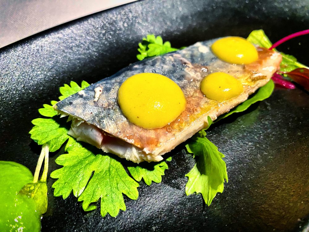 No.Ro., Filetto di Sgombro Marinato all’Aceto di Lamponi, Pomodorino Giallo e Salsa al Basilico