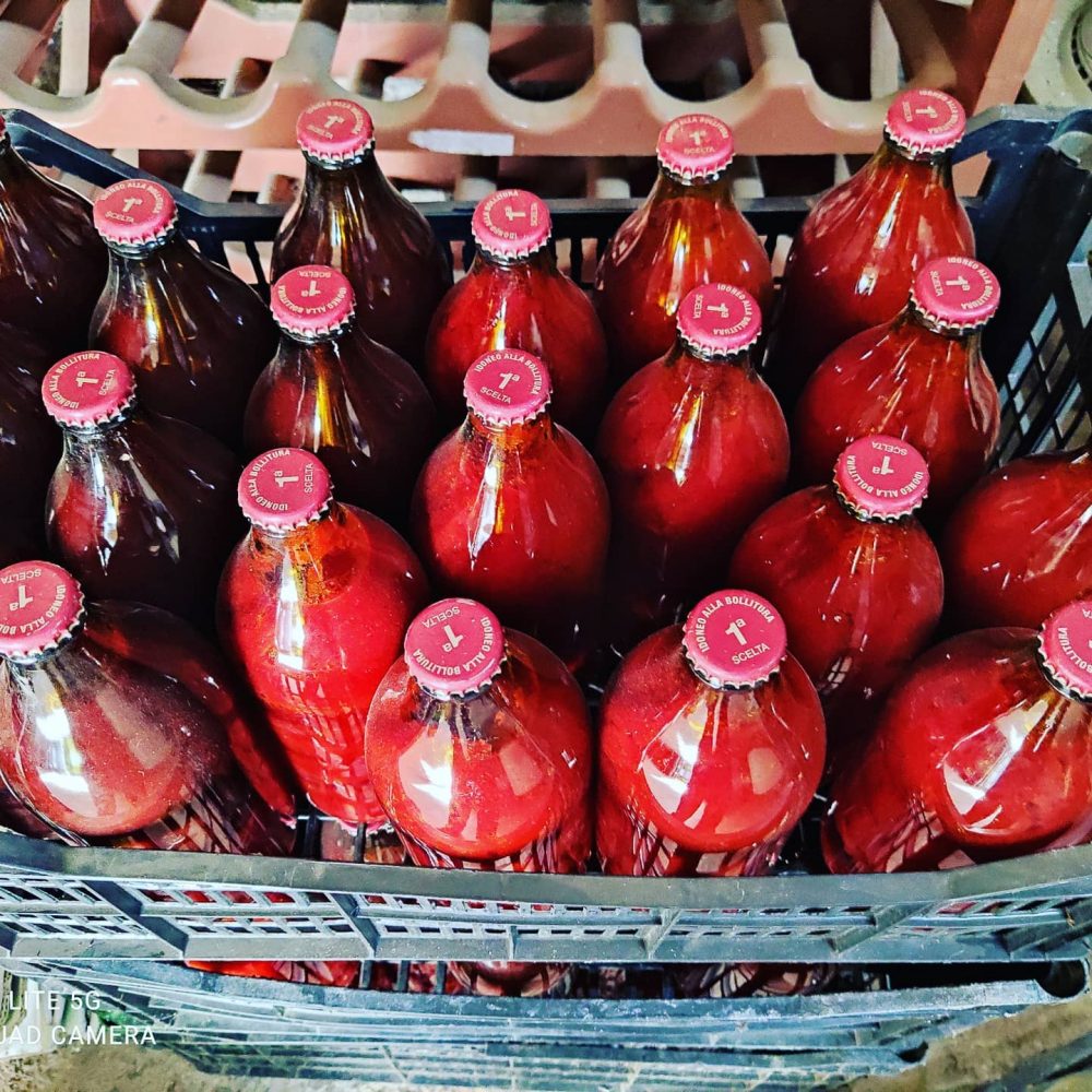 La Cantina - bottiglie di pomodori