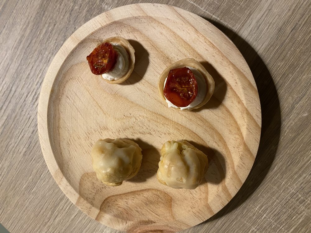 Milo’s House - Bigne' salato pate' di fegatini di pollo e Crostatina ricotta pomodoro arrosto e polvere di capperi