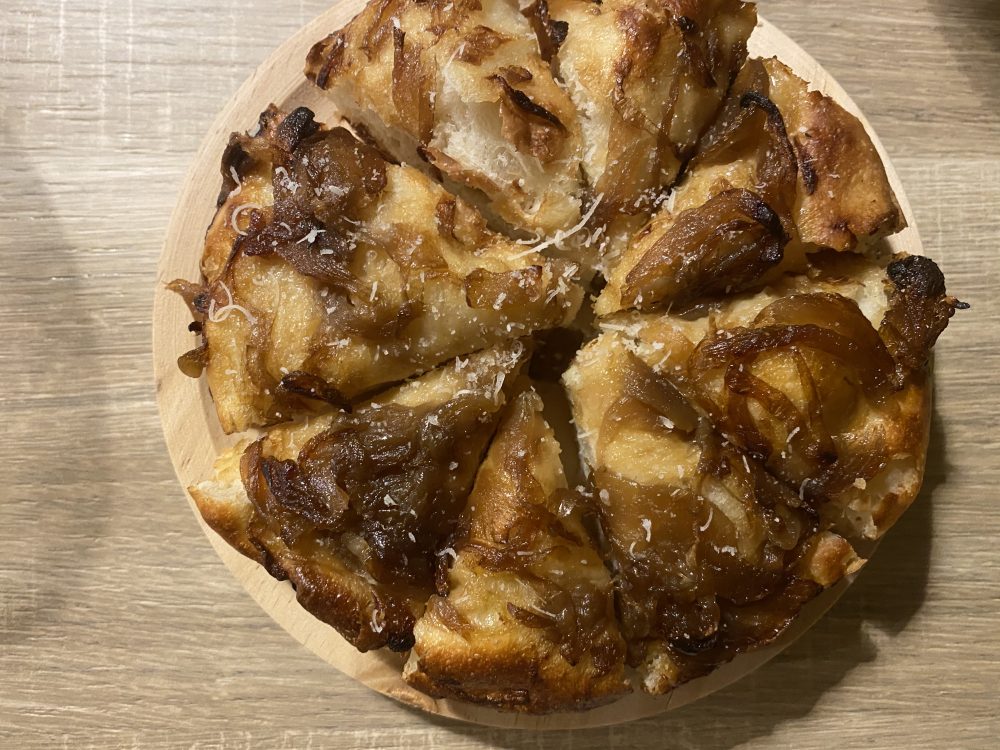Milo’s House - Focaccia con cipolle alifane e formaggio