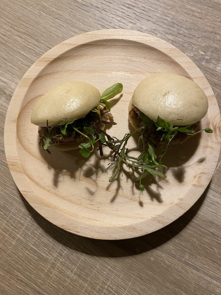 Milo’s House - Panino al vapore maiale brasato salsa BBQ e misticanza