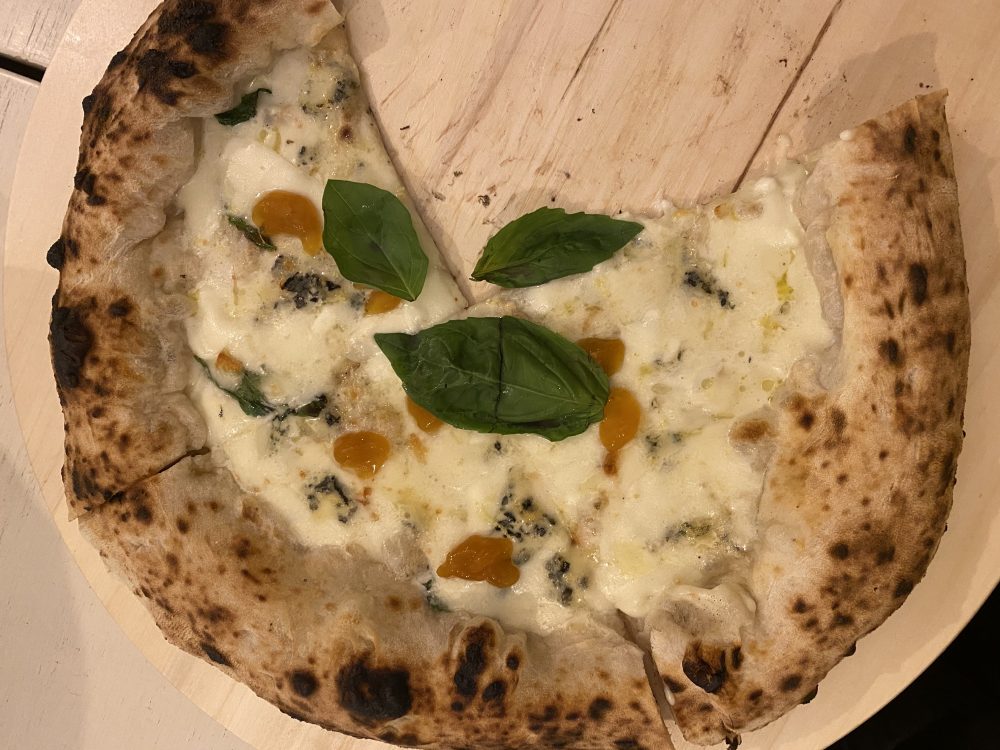 Mont -one Pizzeria - Quattro formaggi secondo Montone