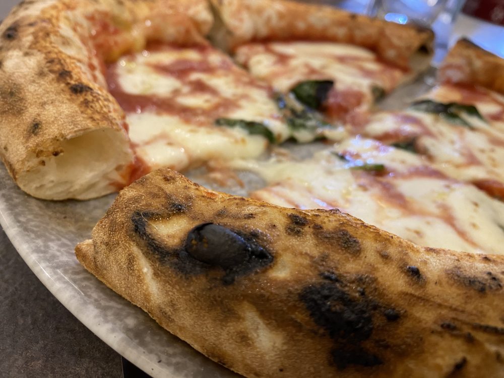 Pizzeria Cammarota - dettaglio del cornicione e della cottura
