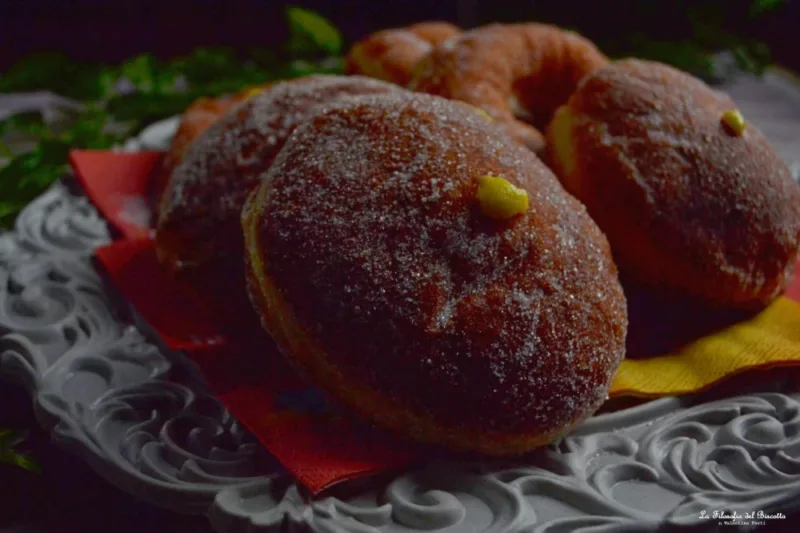 Ciambelle e bomboloni fritti