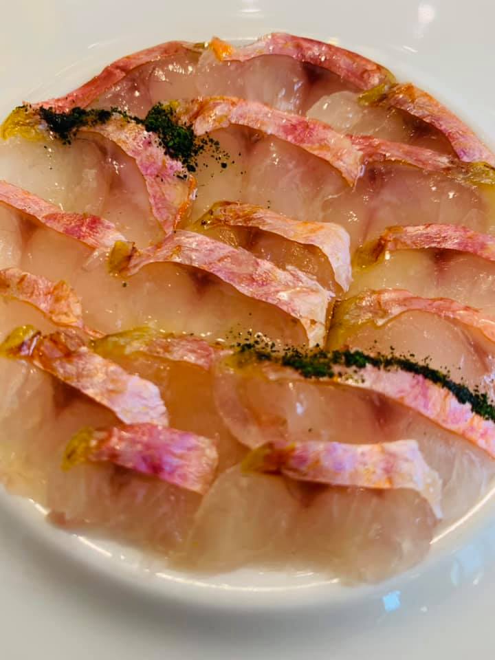 Pascucci al Porticciolo, Triglia marinata nell’alga Kombu riso mandorle e arance