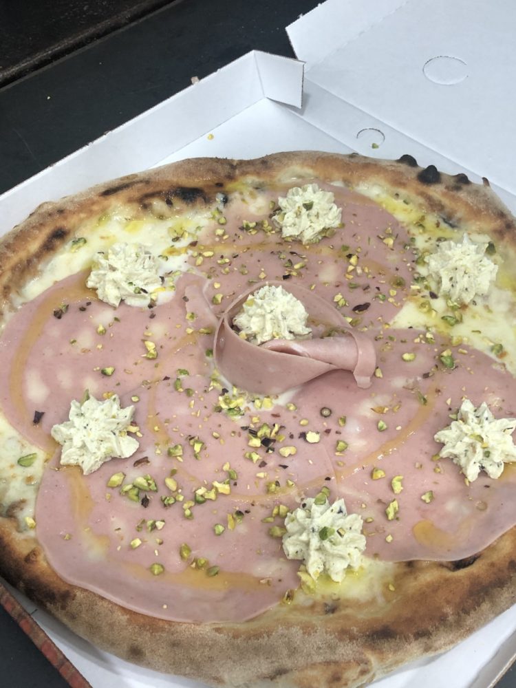 Carmanto - pizza con la mortadella