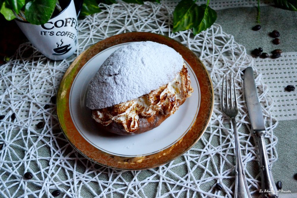 Maritozzo al caffe' con la panna