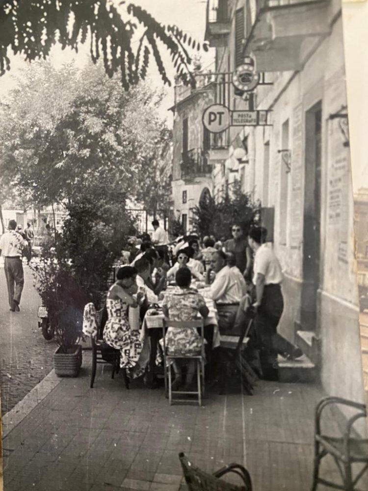 Sora Maria e Arcangelo - tavoli all'esterno - fine anni'50