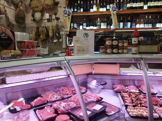 Macelleria Rossi - il bancone della macelleria