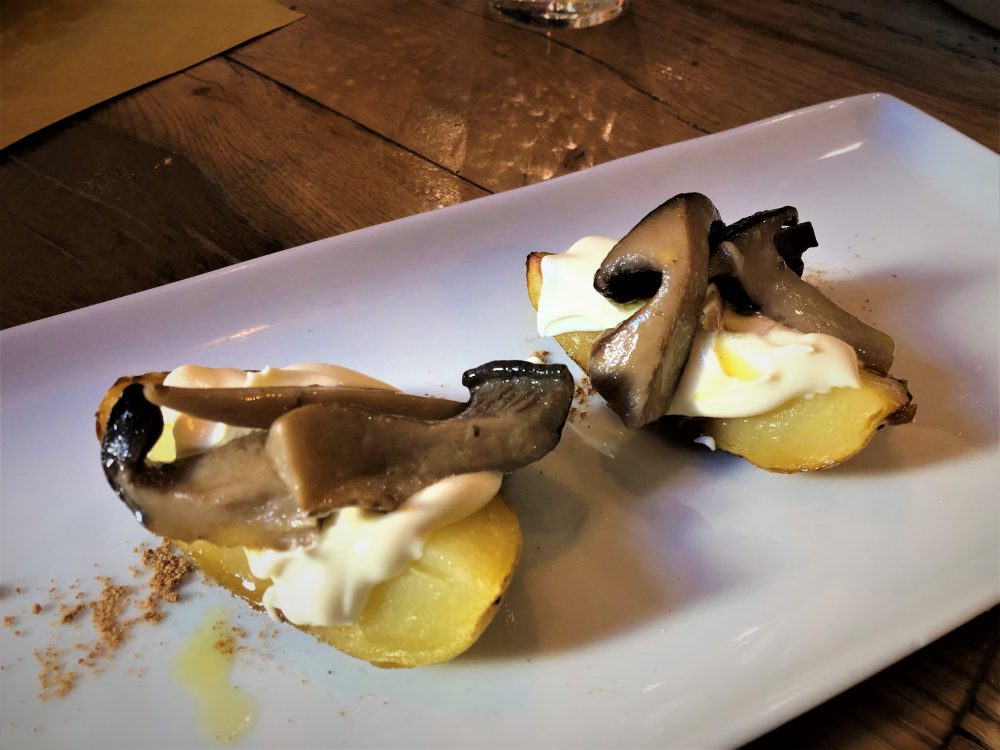 Botteghe Antiche, patata cotta sotto la cenere con fonduta di caciocavallo, funghi cardoncelli e farinella