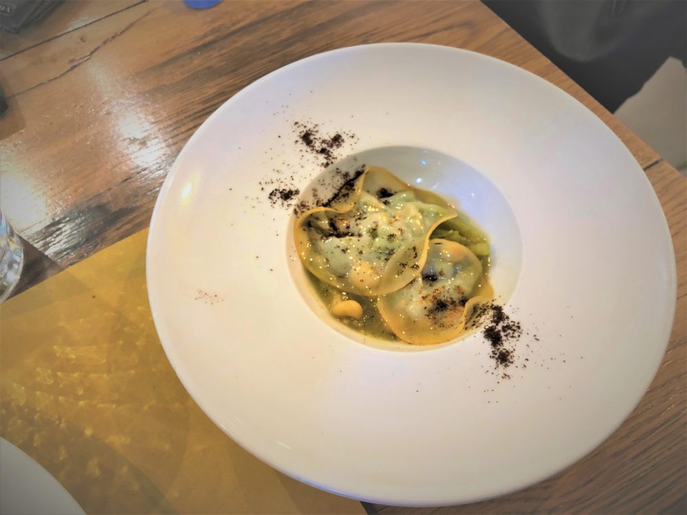 Botteghe Antiche, zuppa di cereali e legumi al timo con scamorza affumicata e polvere di caffe'