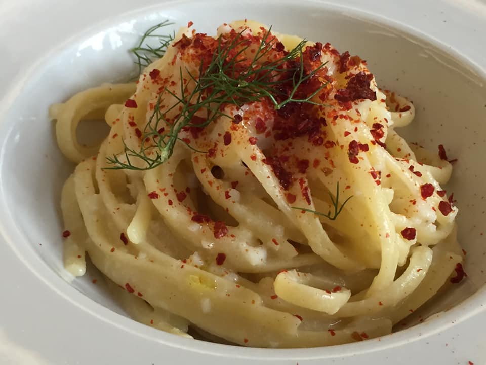 Gerani, linguine al baccala', cipollotto e polvere di papaccelle