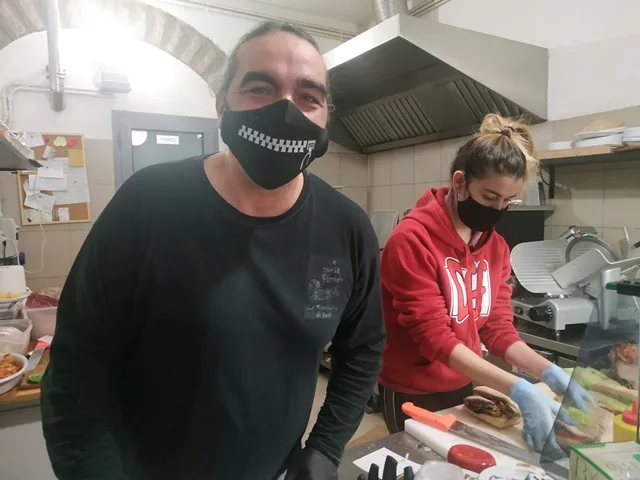 Fabione durante il servizio del pranzo