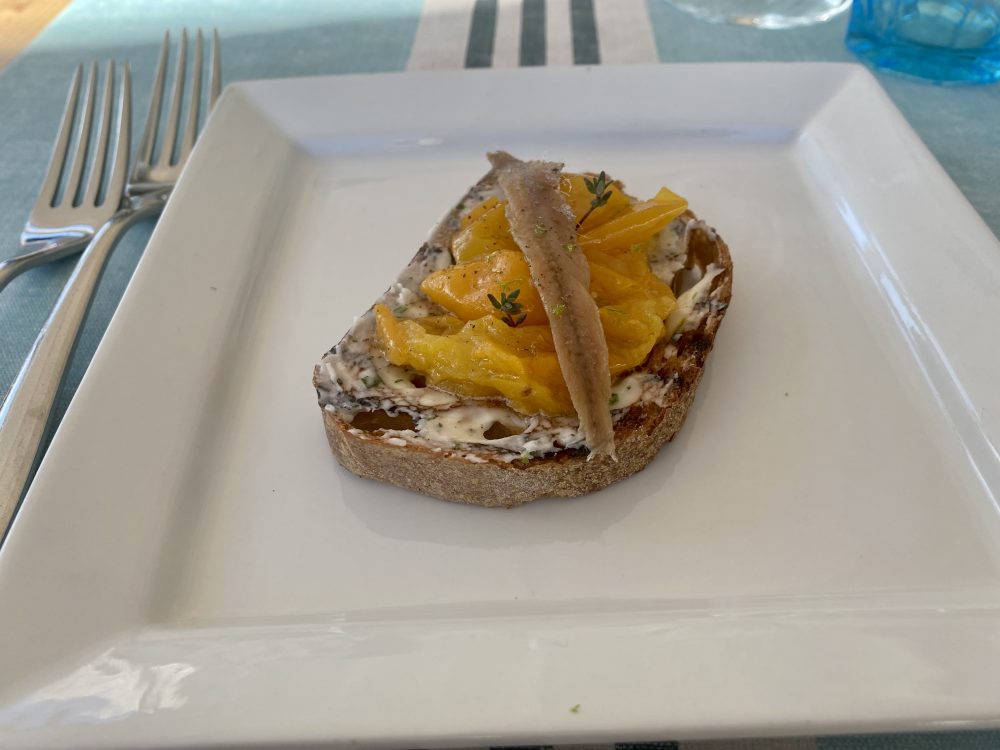 Pizzeria Magma - Pane ai cinque creali, burro, pomodorino del piennolo e alici di Cetara