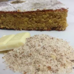 Torta caprese sbagliata con i suoi ingredienti principali