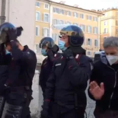 Carabinieri si tolgono il casco