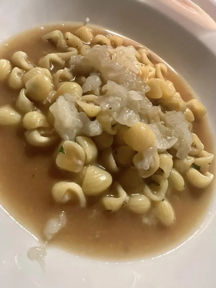 Bluu il mare dentro - Lumachine con seppia cotta e cruda in brodo di pollo
