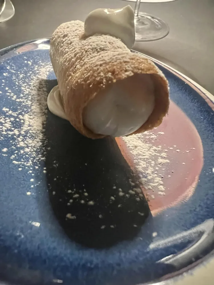 Bluu il mare dentro - Il cannolo di nocciola e ricotta di bufala