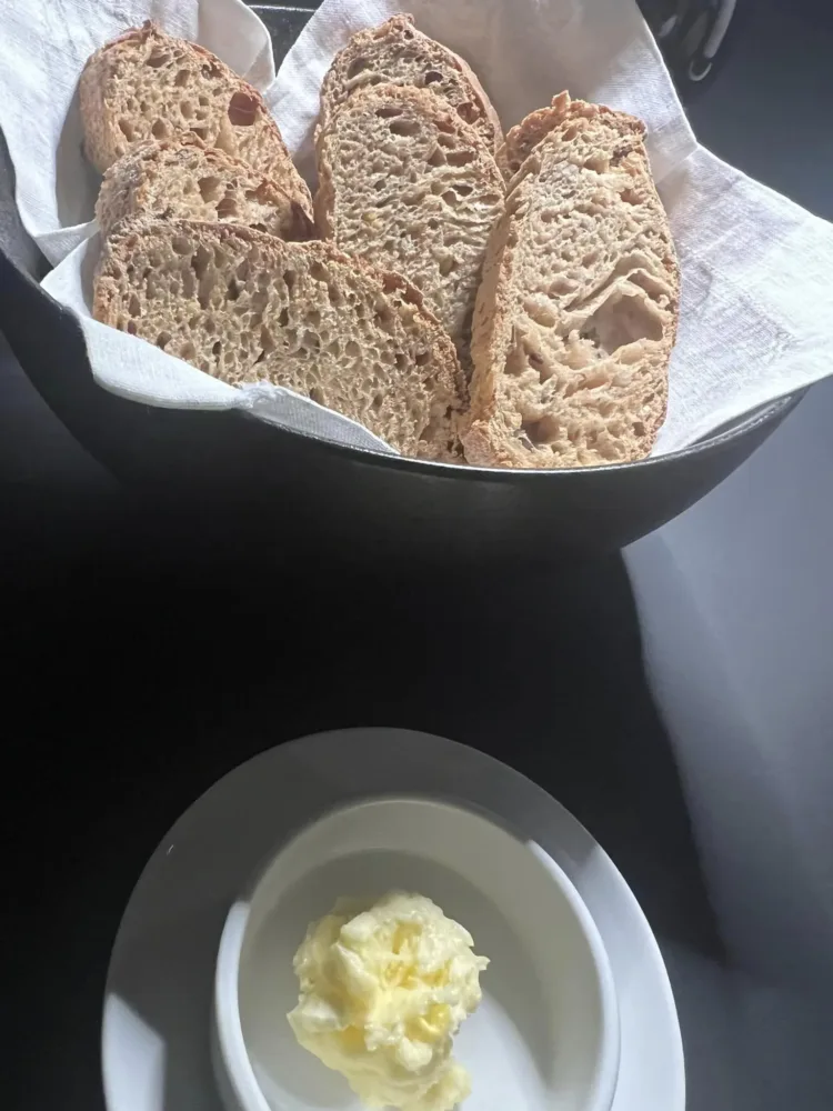 Bluu il mare dentro -Pane ai grani antichi con burro