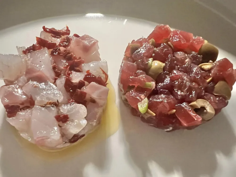 Bluu il mare dentro -Tartare di spigola - con pomodori secchi - e di tonno - con olive