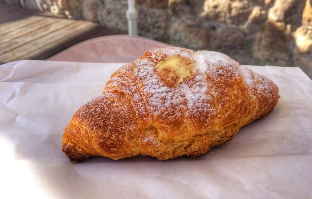 Bar Pasticceria Chantilly, cornetto con crema