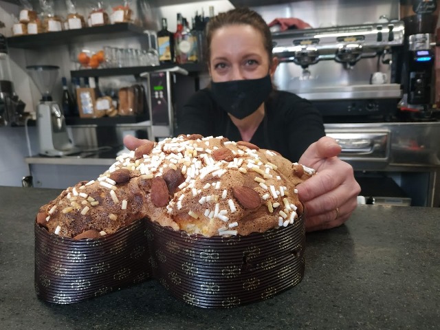 Fulvia Loreti con la colomba pasquale di Dolceria