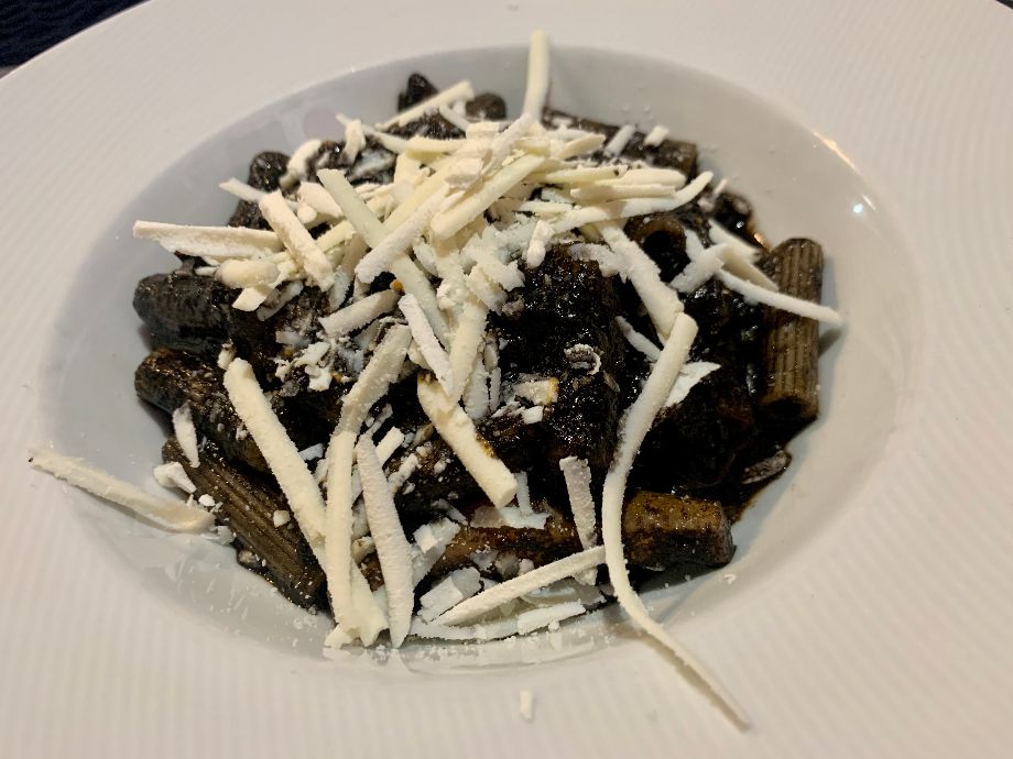 Taverna Kerkyra-Cannolicchi rigati al nero di seppia e ricotta salata