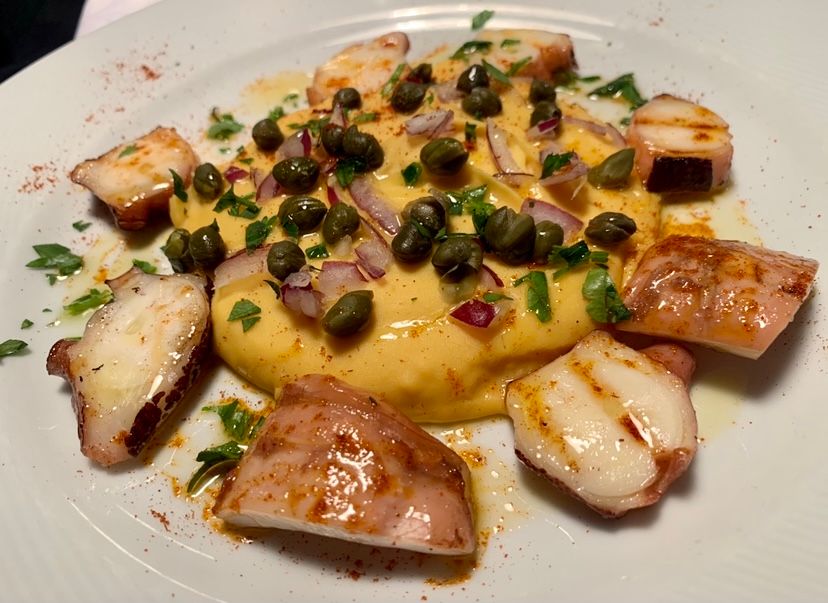 Taverna Kerkyra-Polpo grigliato con purè di fave di Santorini