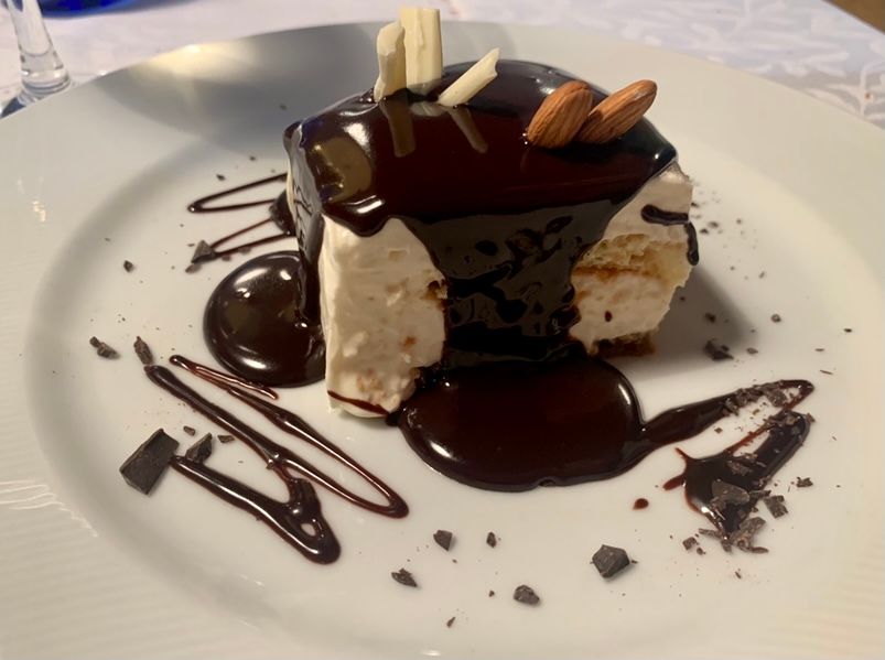 Taverna Kerkyra-Tiramisu con copertura di cioccolato tiepido