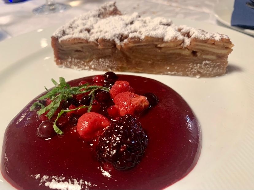 Taverna Kerkyra-Torta di mele e cannella con salsa ai frutti di bosco