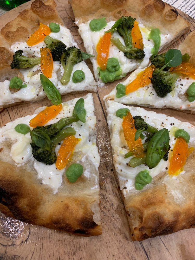 I Masanielli - Mariasole - stracciata di latte vaccino, broccolo barese in due consistenze, tuorlo d’uovo verde, olivo marinato