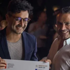 Filippo Cassabgi consegna il premio di 50TopPizza a Pizza Massilia