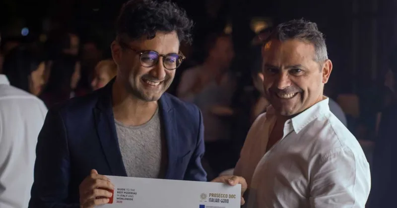 Filippo Cassabgi consegna il premio di 50TopPizza a Pizza Massilia