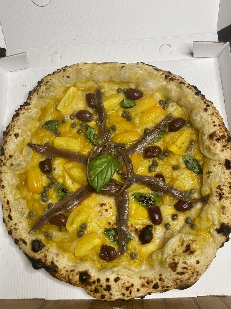 Marinara 4.0 7 Datterino giallo, acciughe del Mar Cantabrico, olive nere, capperi di Pantelleria, basilico e olio Evo - Pizzeria Sunrise