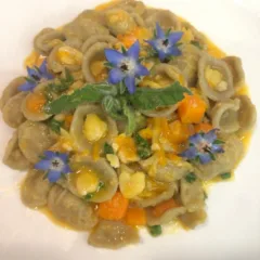 Orecchiette di grano arso con zucca, cicerchie e borragine