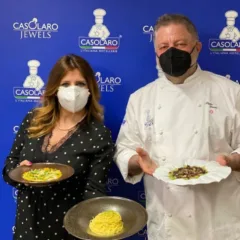 Peppe Guida con Maria Vittoria Casolaro con i piatti della lezione in dad - Stellati per la dad