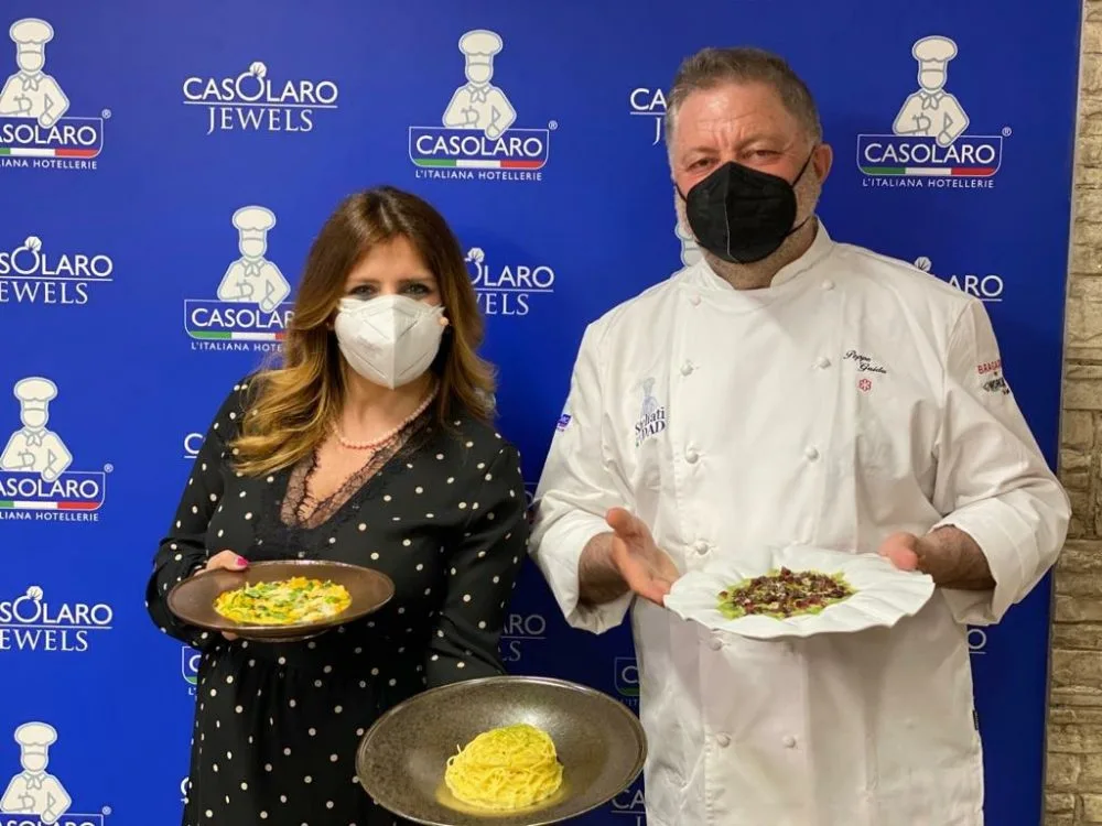 Peppe Guida con Maria Vittoria Casolaro con i piatti della lezione in dad - Stellati per la dad