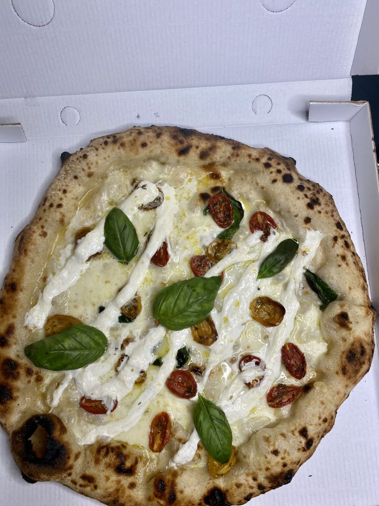 Vesuviana 8 Fior di latte, pomodorini gialli e rossi confit, stracciata di bufala e olio evo - Pizzeria Sunrise