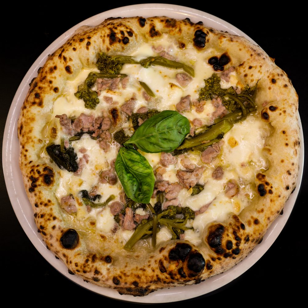 Anema&Pizza - Broccolo aprilatico presidio slow food provola di Agerola scaglie di cacio ricotta cilentana presidio slow food e Salsiccia di maialino nero olio evo bio