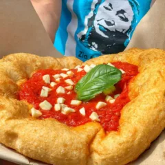 Gino Sorbillo inaugura a Spaccanapoli la formula Pizza fritta e Spritz