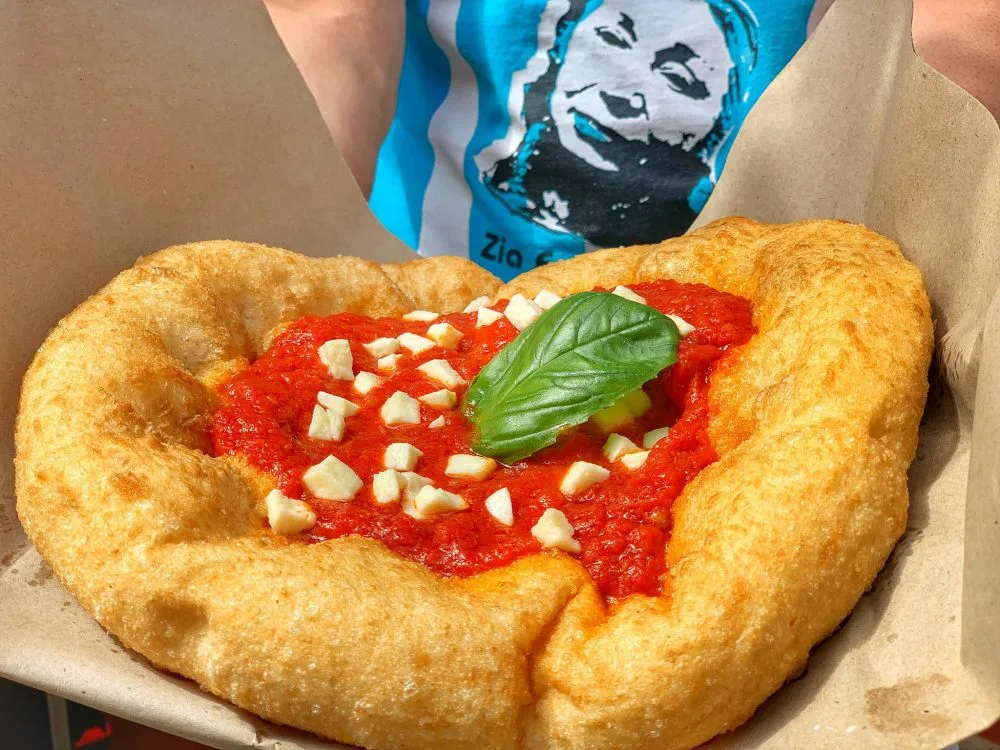 Gino Sorbillo inaugura a Spaccanapoli la formula Pizza fritta e Spritz