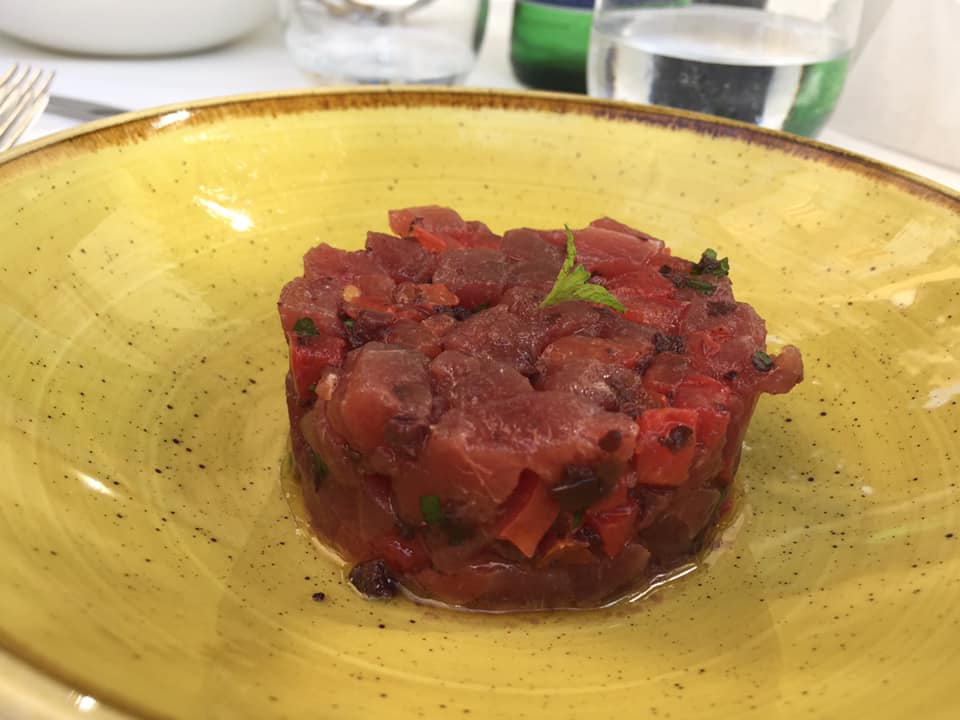 Osteria di Pescheria, tartare di tonno con olive e pomodorini