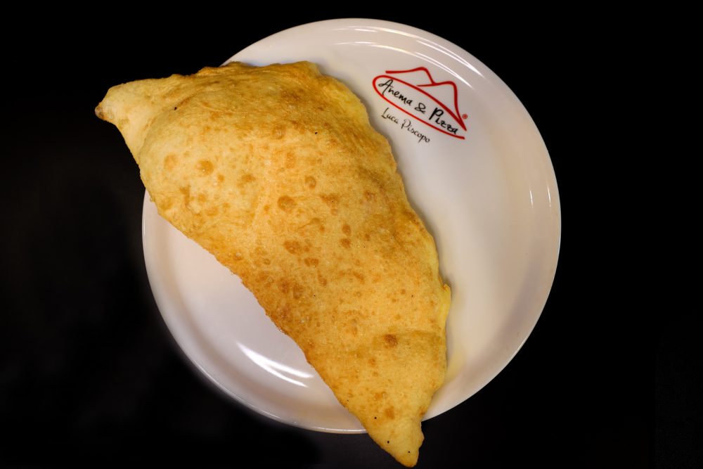 Anema&Pizza - Ripieno fritto con cicoli provola di Agerola ricotta pepe Cuve' San Marzano