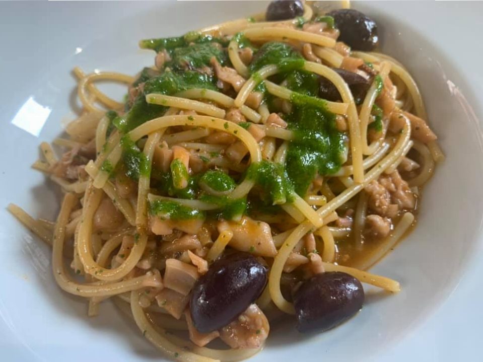 RIcordi - Spaghetti in salsa di calameretti e olive e prezzemolo