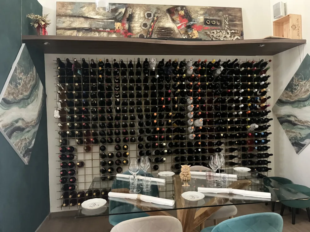 Cetaria - la parete dei vini