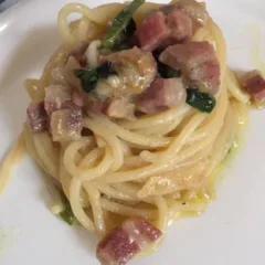 Spaghetti con speck e cipolla bianca