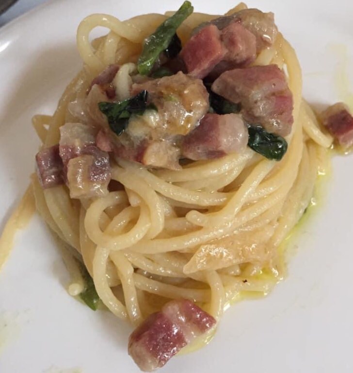 Spaghetti con speck e cipolla bianca