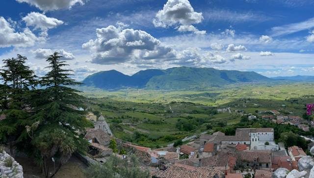 Vista dal castello sulle vigne della Valle del Calore (foto Milena Ceniccola)