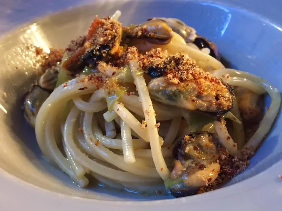 Acquasanta a Roma, spaghettone con cozze e friggitelli